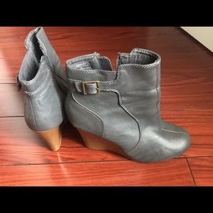Old Navy - Size 9 Grey Booties